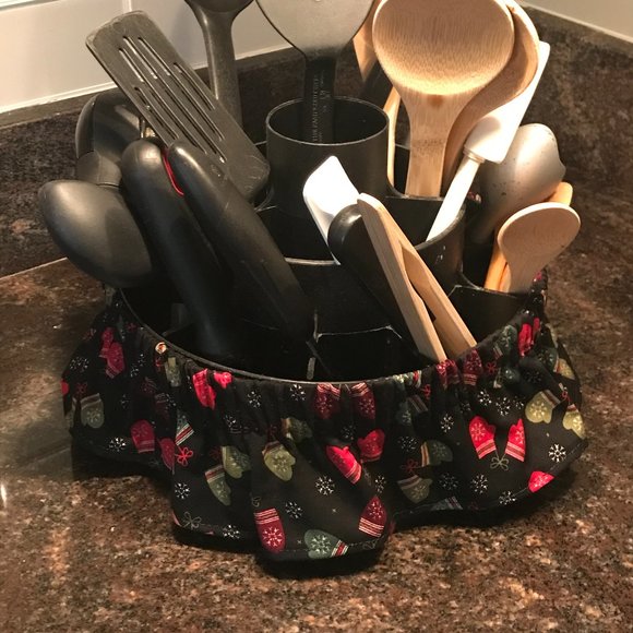 Handmade skirt for the Pampered Chef Tool Turnabout - Holiday Mittens Pattern - Picture 1 of 4